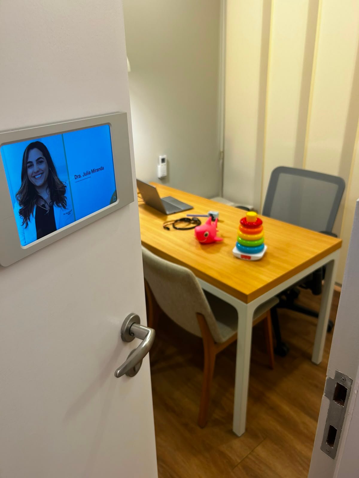 Consultório com mesa e brinquedos